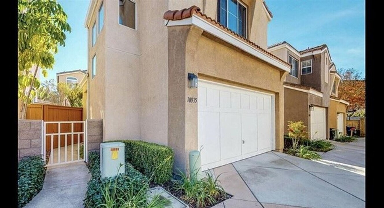 10935 Caminito Arcada in San Diego, CA - Building Photo