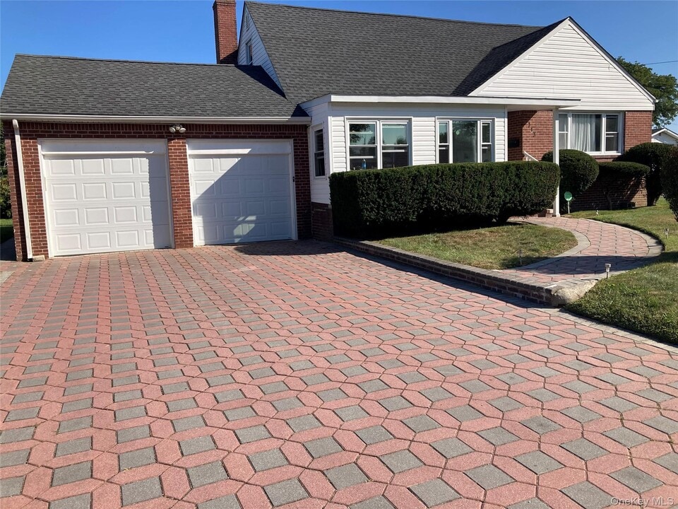 113 Barnum St in West Babylon, NY - Building Photo