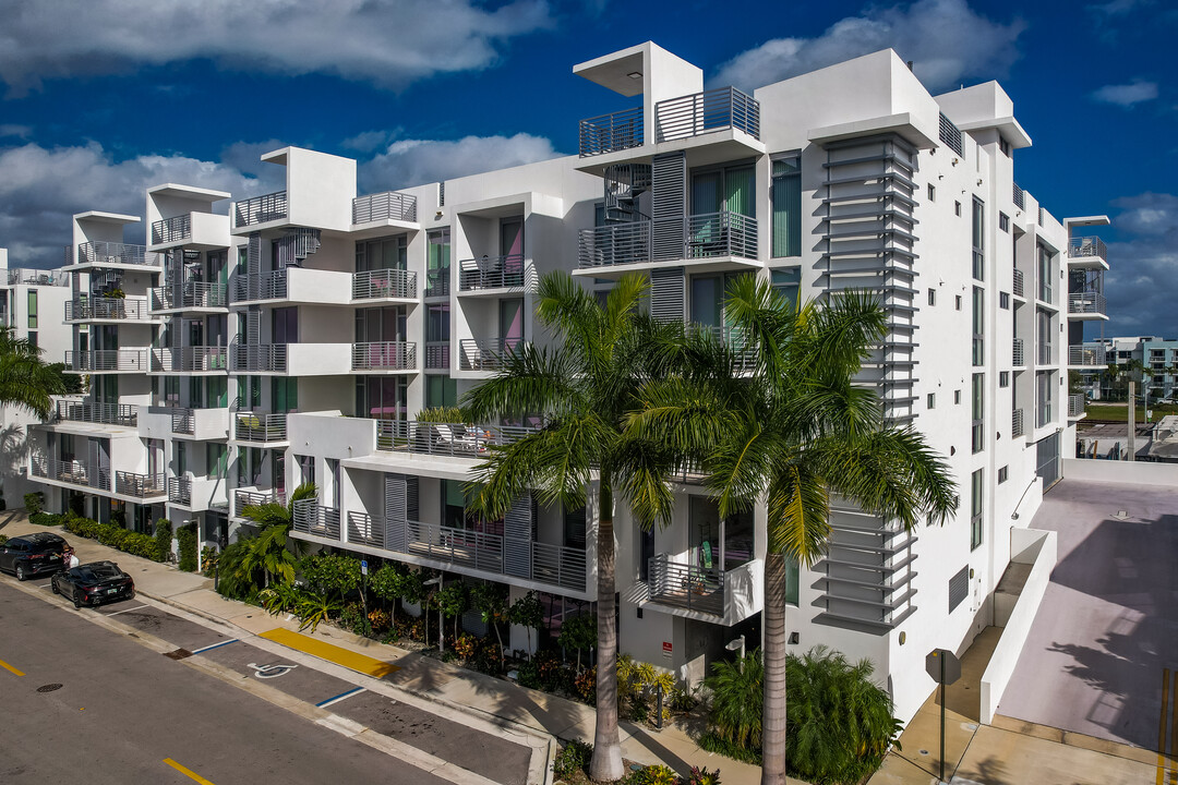 111 First Delray in Delray Beach, FL - Foto de edificio