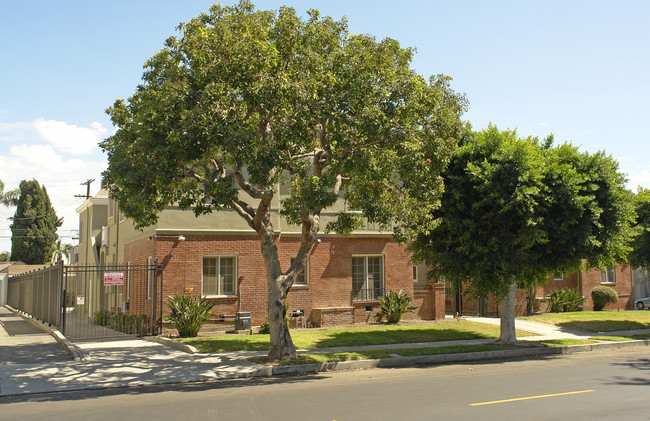 1306 N Alta Vista Blvd in Los Angeles, CA - Foto de edificio - Building Photo