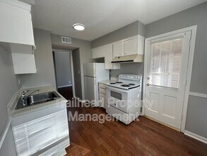 8440 Newton St in Overland Park, KS - Building Photo - Building Photo