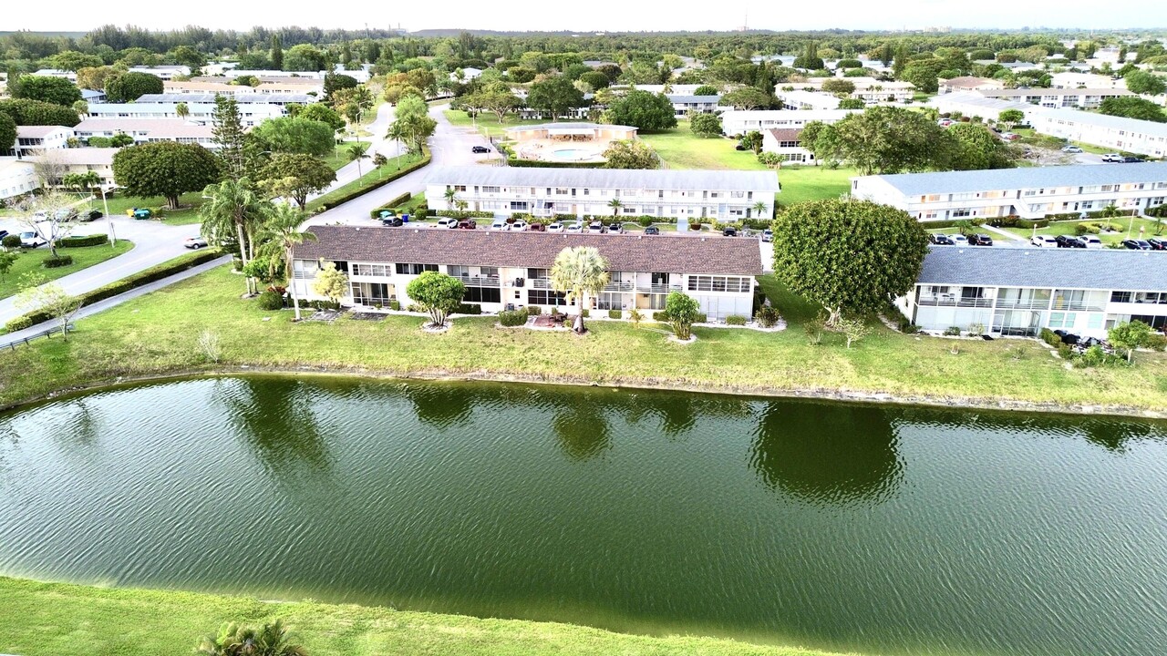 10 Kent A in West Palm Beach, FL - Building Photo