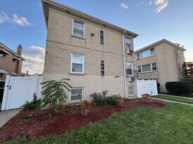 6331 W Devon Ave, Unit 2F in Chicago, IL - Building Photo