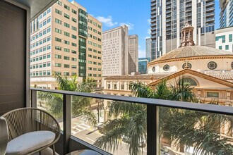 121 NE 5th St, Unit SI FL4-ID1501437P in Miami, FL - Foto de edificio - Building Photo