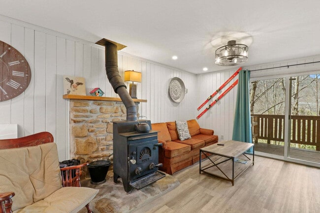102 Skiview Ln in Beech Mountain, NC - Foto de edificio - Building Photo