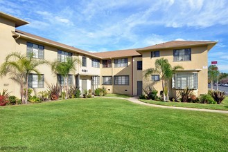 Baldwin Village in Los Angeles, CA - Foto de edificio - Building Photo