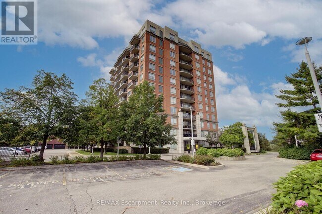 2325 Central Park Dr in Oakville, ON - Building Photo - Building Photo