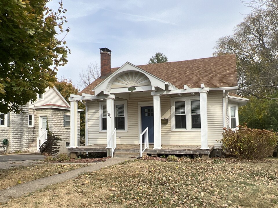 1100 S Grandview Ave in Dubuque, IA - Building Photo