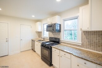 34 Fairview Pl in Bloomfield, NJ - Building Photo - Building Photo