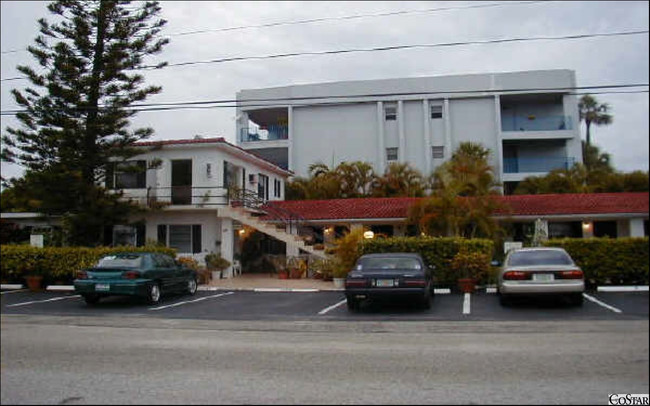 Block To Beach Inn in Deerfield Beach, FL - Building Photo - Building Photo