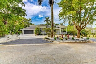 1720 Spring Creek Dr in Sarasota, FL - Building Photo