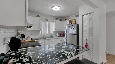 7935 W 30th Ct in Hialeah, FL - Building Photo - Building Photo