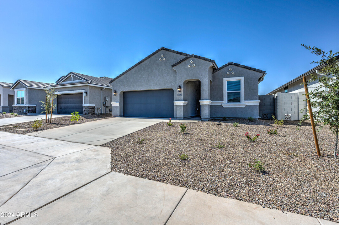 3353 W Shanley Ave in Apache Junction, AZ - Foto de edificio