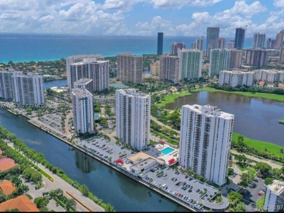 3625 N Country Club Dr, Unit 1404 in Aventura, FL - Foto de edificio