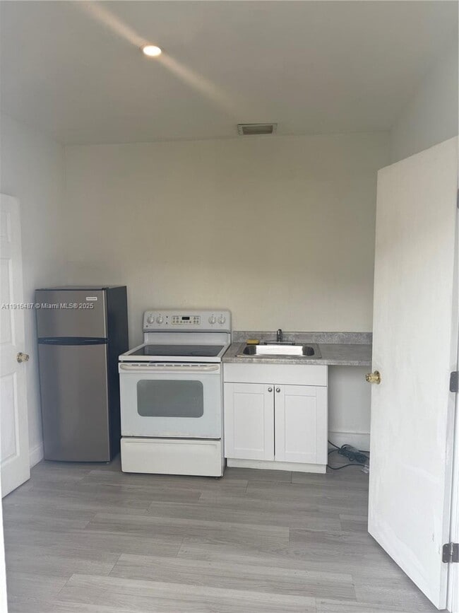 2870 NW 19th St in Fort Lauderdale, FL - Building Photo - Building Photo