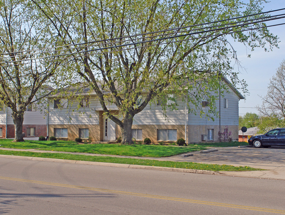 910 W Lake Ave in New Carlisle, OH - Foto de edificio