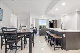 7875 NW 107th Ave in Doral, FL - Building Photo