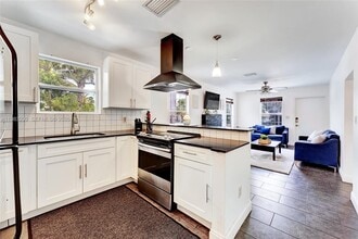 107 Stirling Rd in Dania Beach, FL - Building Photo - Building Photo