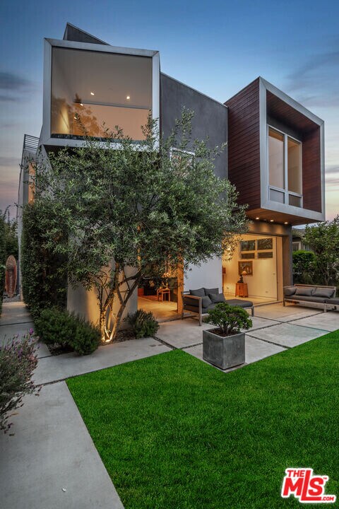 716 Brooks Ave in Los Angeles, CA - Building Photo