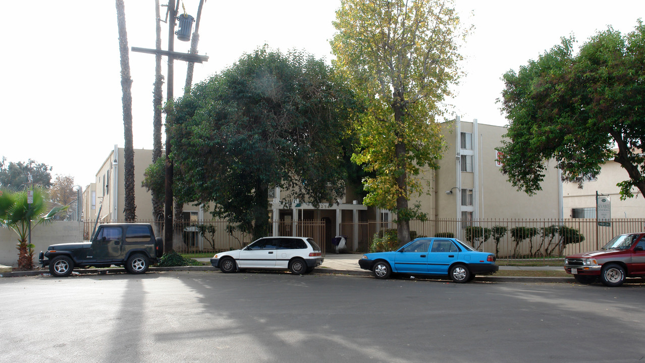 Sun Pointe in San Fernando, CA - Building Photo