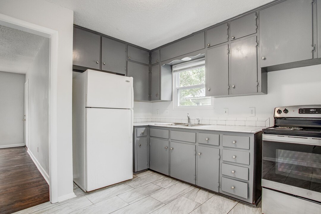 3604 E 61st St-Unit -3604 in Kansas City, MO - Building Photo