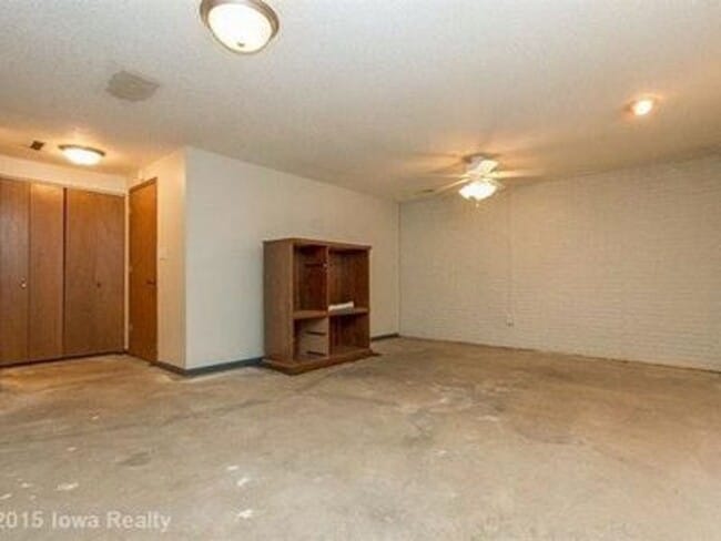 property at 933 Breezewood Cir