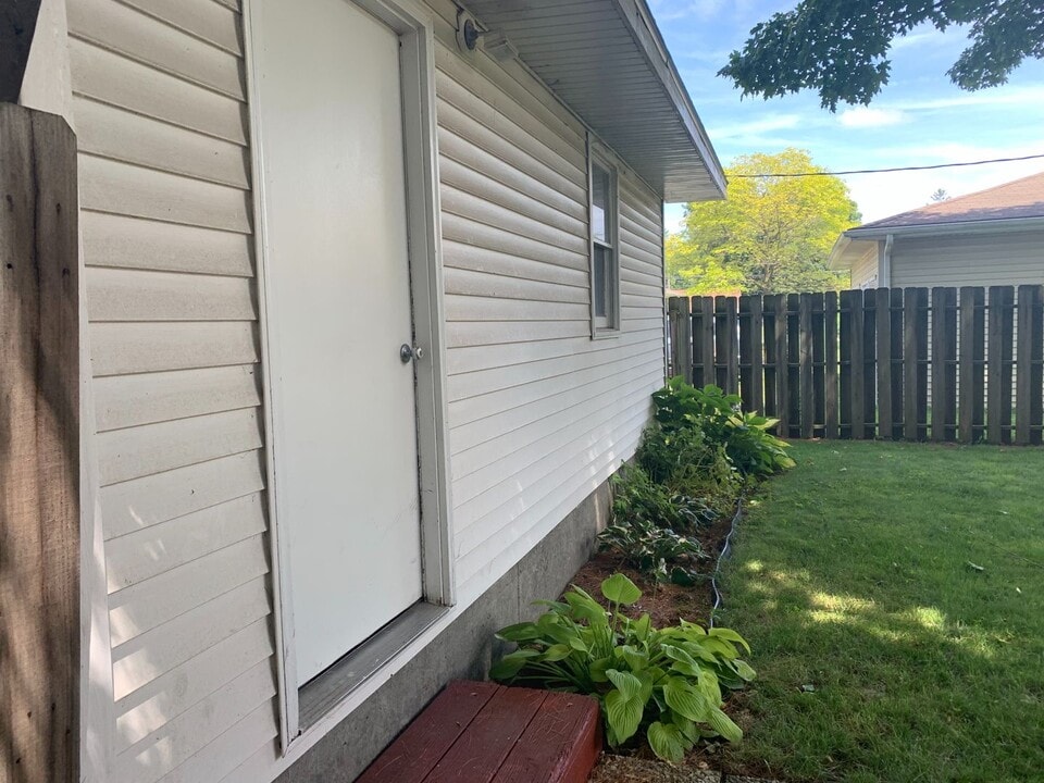 213 W Conrey St in Williamsville, IL - Building Photo