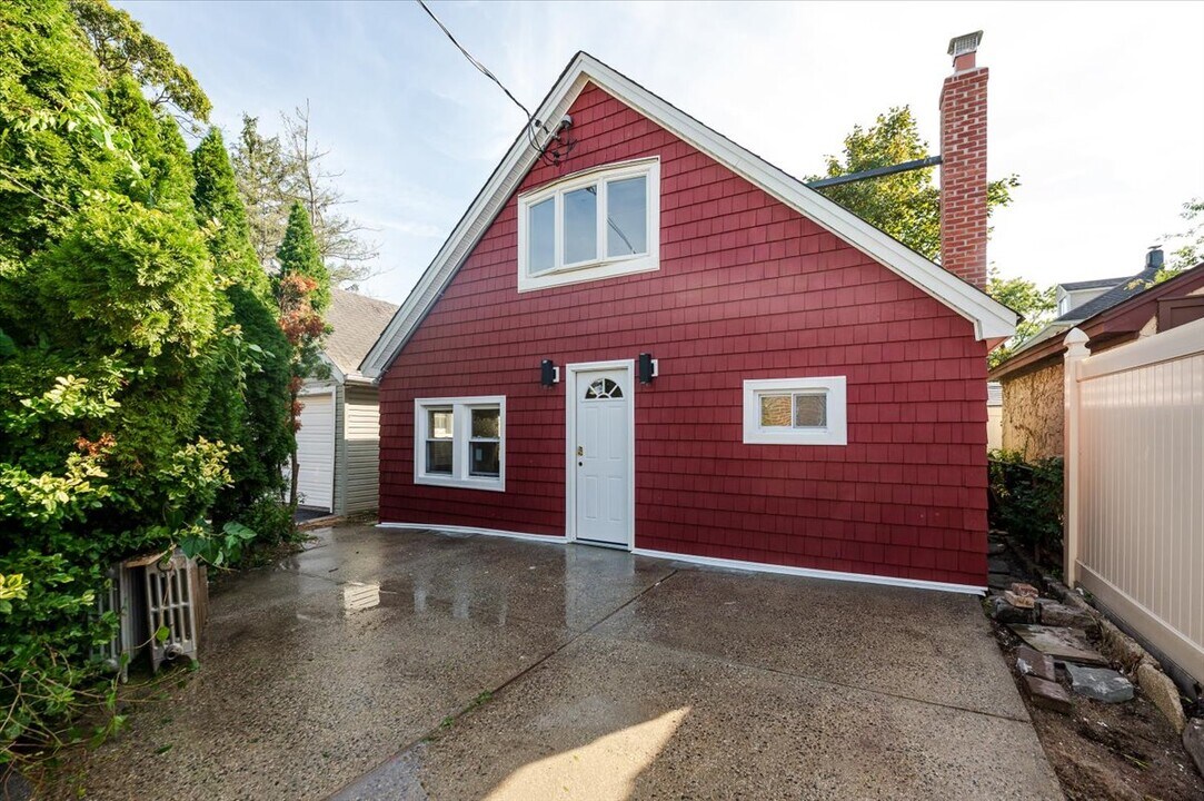 132A Raymond St in Rockville Centre, NY - Building Photo