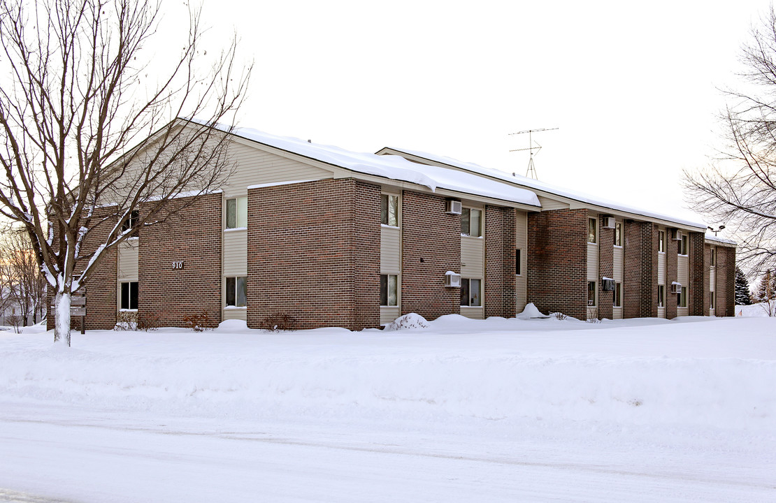 910 2nd St E in Litchfield, MN - Building Photo