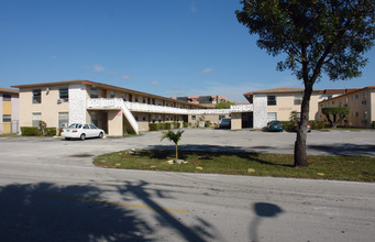 Park Lake Apartments in Hialeah, FL - Foto de edificio - Building Photo