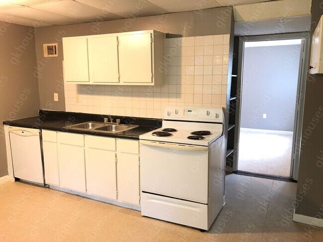 4911 Valley Dale Dr SW-Unit -Unit C in Lilburn, GA - Building Photo - Building Photo
