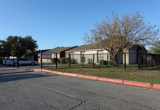 Cherokee Village in Dallas, TX - Foto de edificio - Building Photo