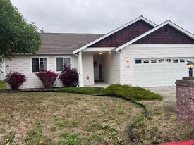 1148 NE Cordero Pl in Oak Harbor, WA - Building Photo