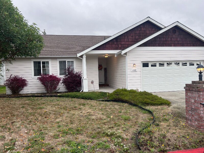 1148 NE Cordero Pl in Oak Harbor, WA - Foto de edificio