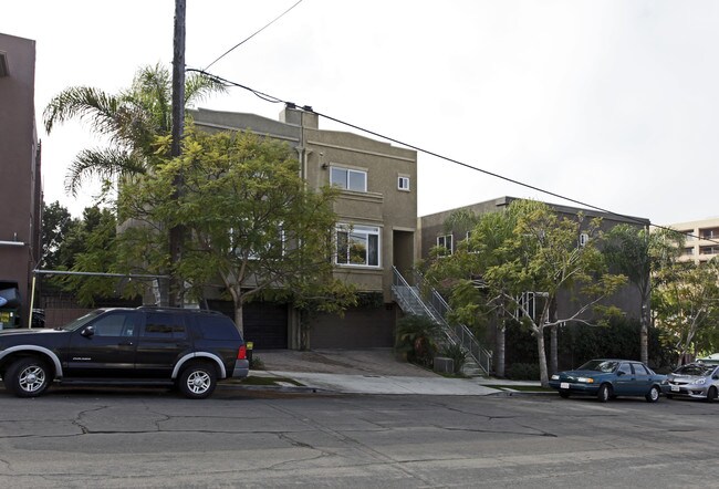 2555-2585 Front St in San Diego, CA - Foto de edificio - Building Photo