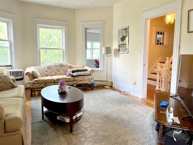 35 Rogers Ave, Unit 2 in Somerville, MA - Foto de edificio - Building Photo