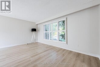 586 Creekview Cir in Pickering, ON - Building Photo - Building Photo