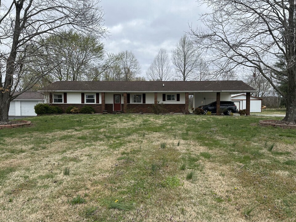 950 Old Rte 146 Loop in Vienna, IL - Building Photo