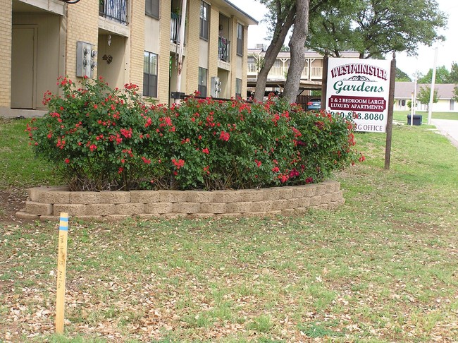 Westminster Garden Apartments in Denton, TX - Foto de edificio - Building Photo