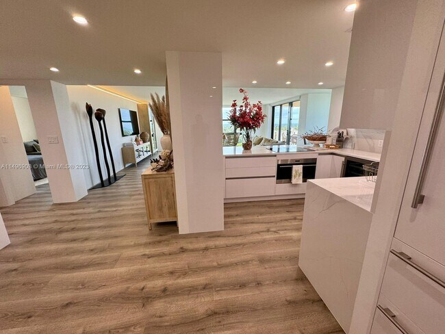 1121 Crandon Blvd in Miami, FL - Building Photo - Building Photo