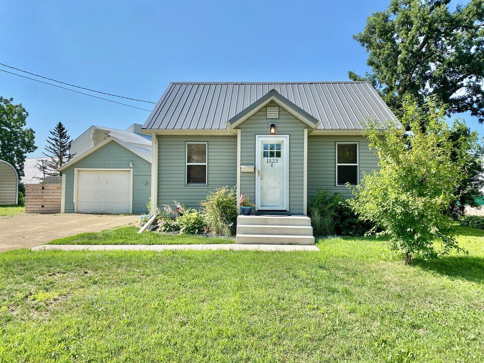 1523 W Clark St in Albert Lea, MN - Building Photo
