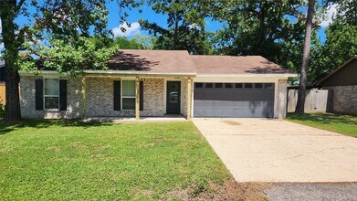 223 Sycamore Dr in Highlands, TX - Building Photo - Building Photo