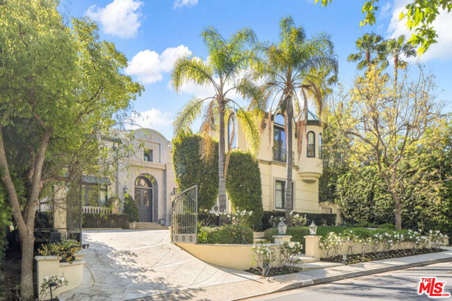 3352 CLERENDON Rd in Beverly Hills, CA - Building Photo - Building Photo