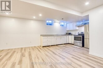 72 Nanaimo Cres in Hamilton, ON - Building Photo - Building Photo