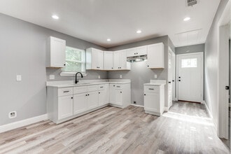 9214 Metz Ave in Dallas, TX - Foto de edificio - Building Photo