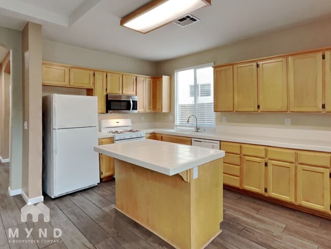 2040 Fenmore Way in Sacramento, CA - Building Photo - Building Photo