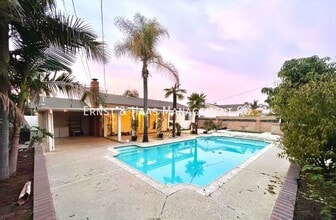 10422 S Oakhaven Dr in Stanton, CA - Building Photo - Building Photo