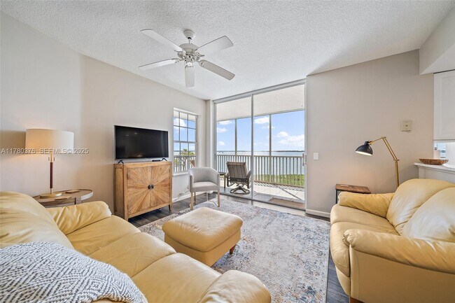 5800 NE Island Cove Way in Stuart, FL - Foto de edificio - Building Photo