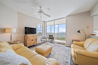 5800 NE Island Cove Way in Stuart, FL - Building Photo - Building Photo