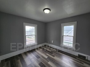 914 W 2nd St in Waterloo, IA - Building Photo - Building Photo